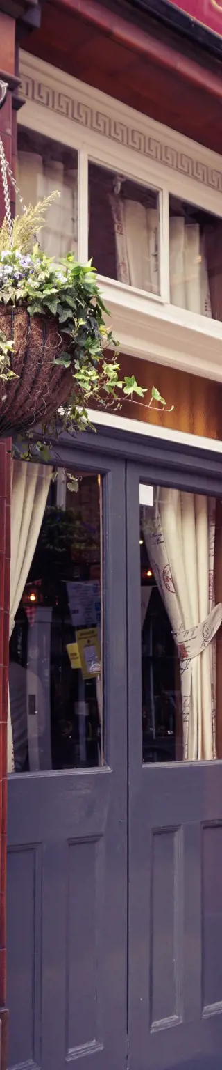 Geniesse deinen Drink in einem English Pub